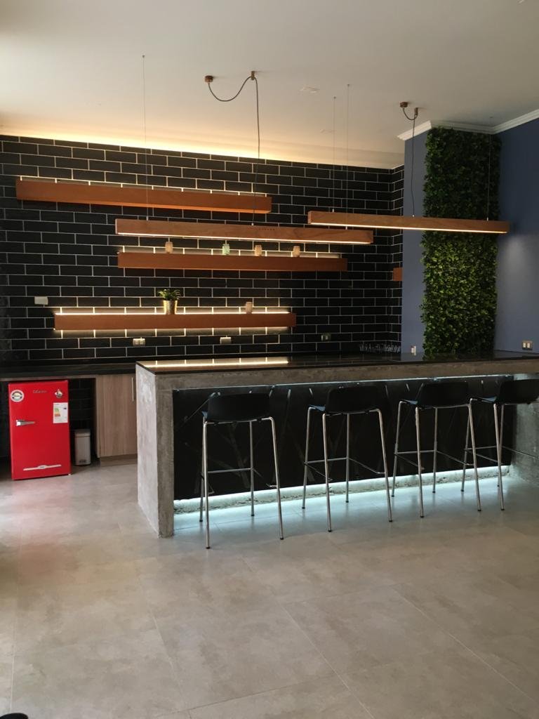Diseño de barra y living con iluminación cálida